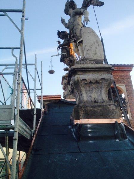 Scossalina in rame 8/10 posata alla base della statua della Chiesa di S. Michele Arcangelo a Busto Arsizio