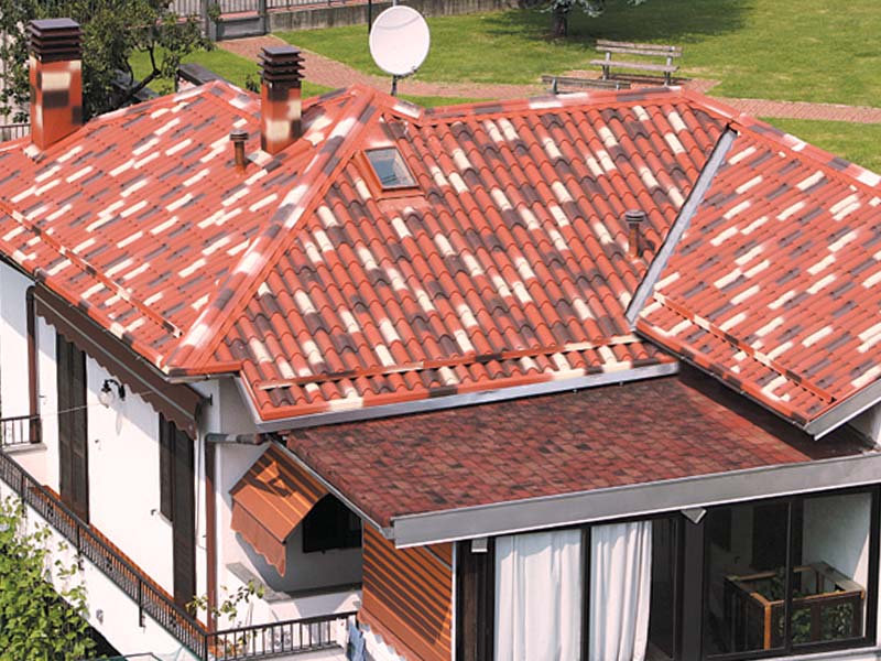 Foto di copertura in pannelli coibentati. Aluminio preverniciato color rosso coppo anticato.