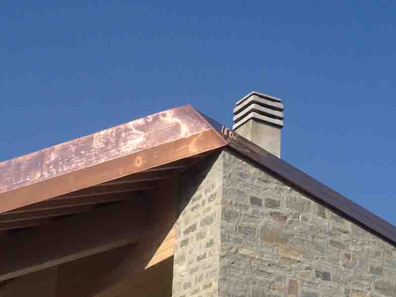 Lattoneria Edile. Foto dettaglio di un rivestimento di gronda in rame 8/10