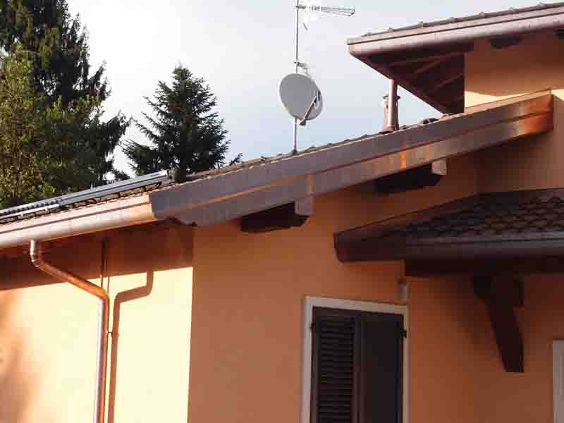 Opere di lattoneria in rame. Immagine di dettaglio di una villa a Bodio Lomnago.