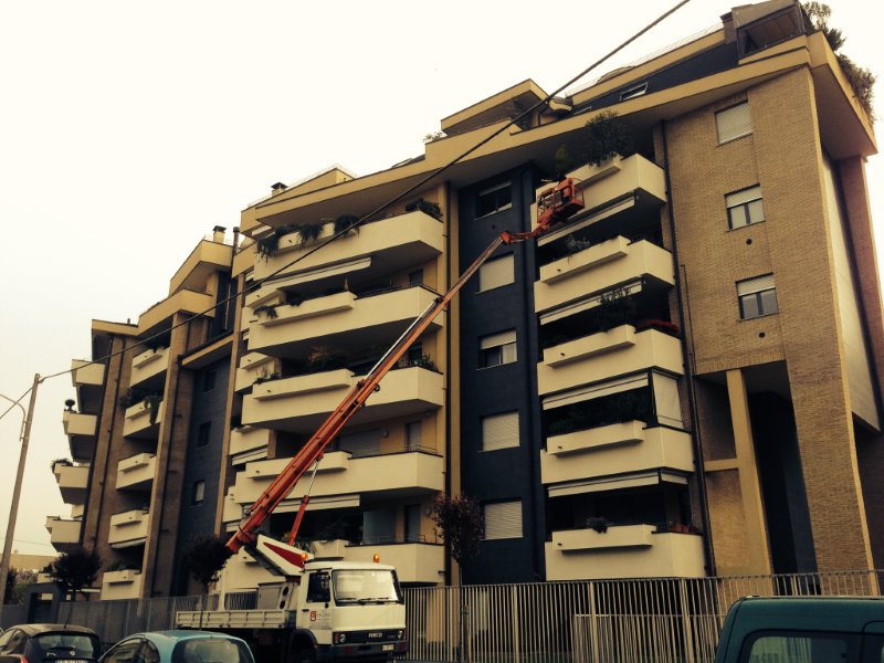 Immagine del cestello durante un intervento di lattoneria presso un condominio